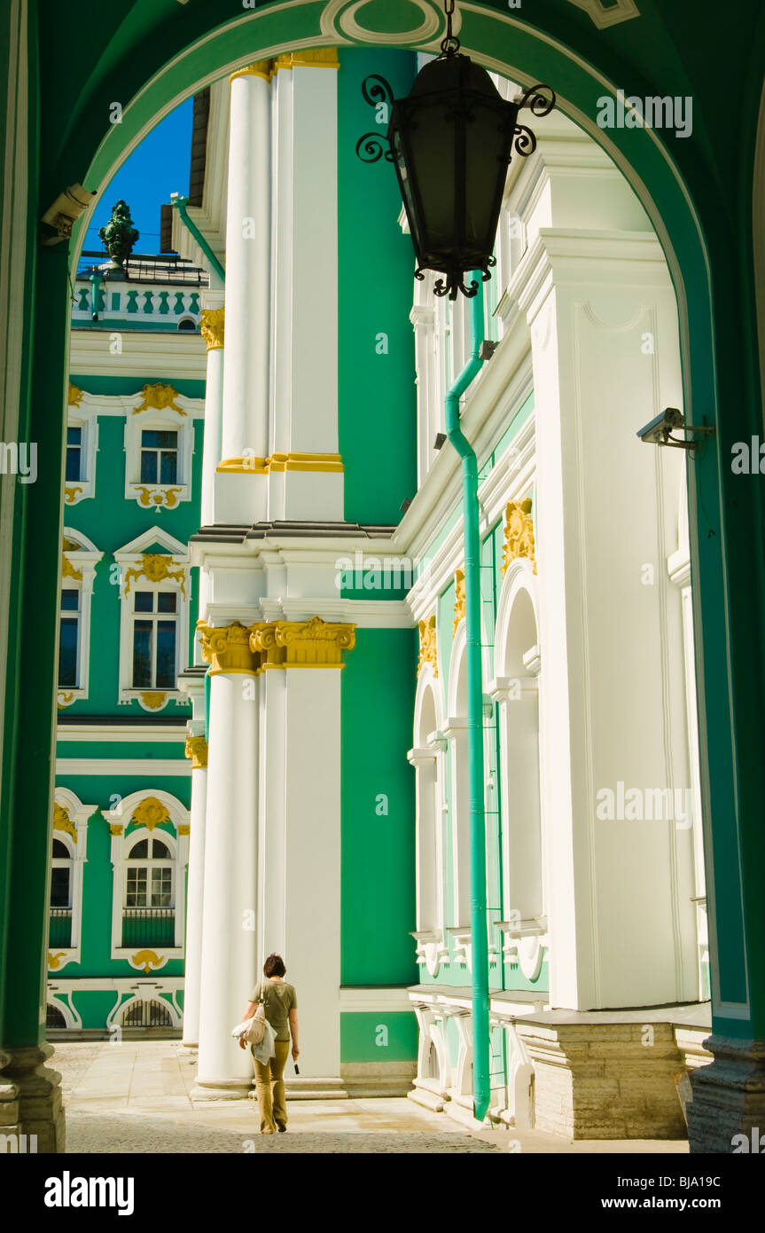 Frau zu Fuß vorbei an den Winterpalast, jetzt Teil der großen Eremitage, Sankt Petersburg, Russland Stockfoto