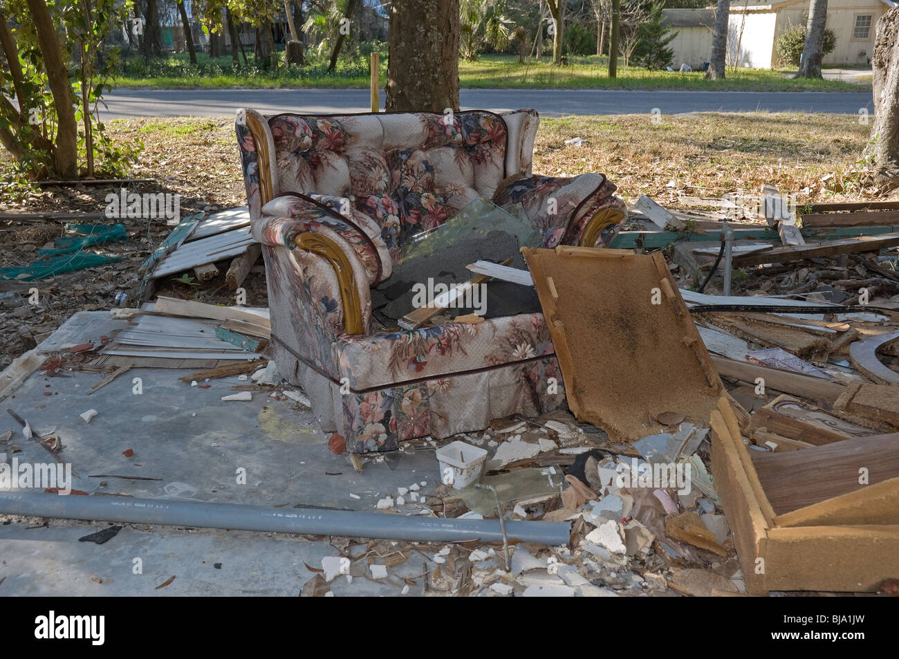 einsam und verlassene Stuhl sitzt in den Ruinen von einer abgerissenen nach Hause High Springs Florida Stockfoto