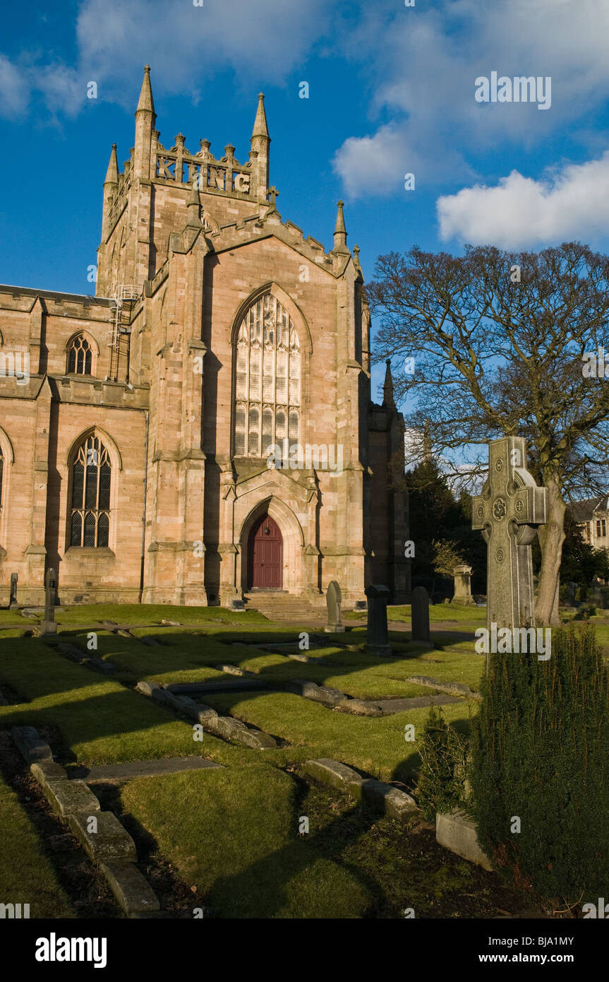 dh Dunfermline Abbey DUNFERMLINE FIFE Dunfermline Abbey Süd Kirchenschiff und friedhof schottland historische Gebäude Friedhof Stockfoto