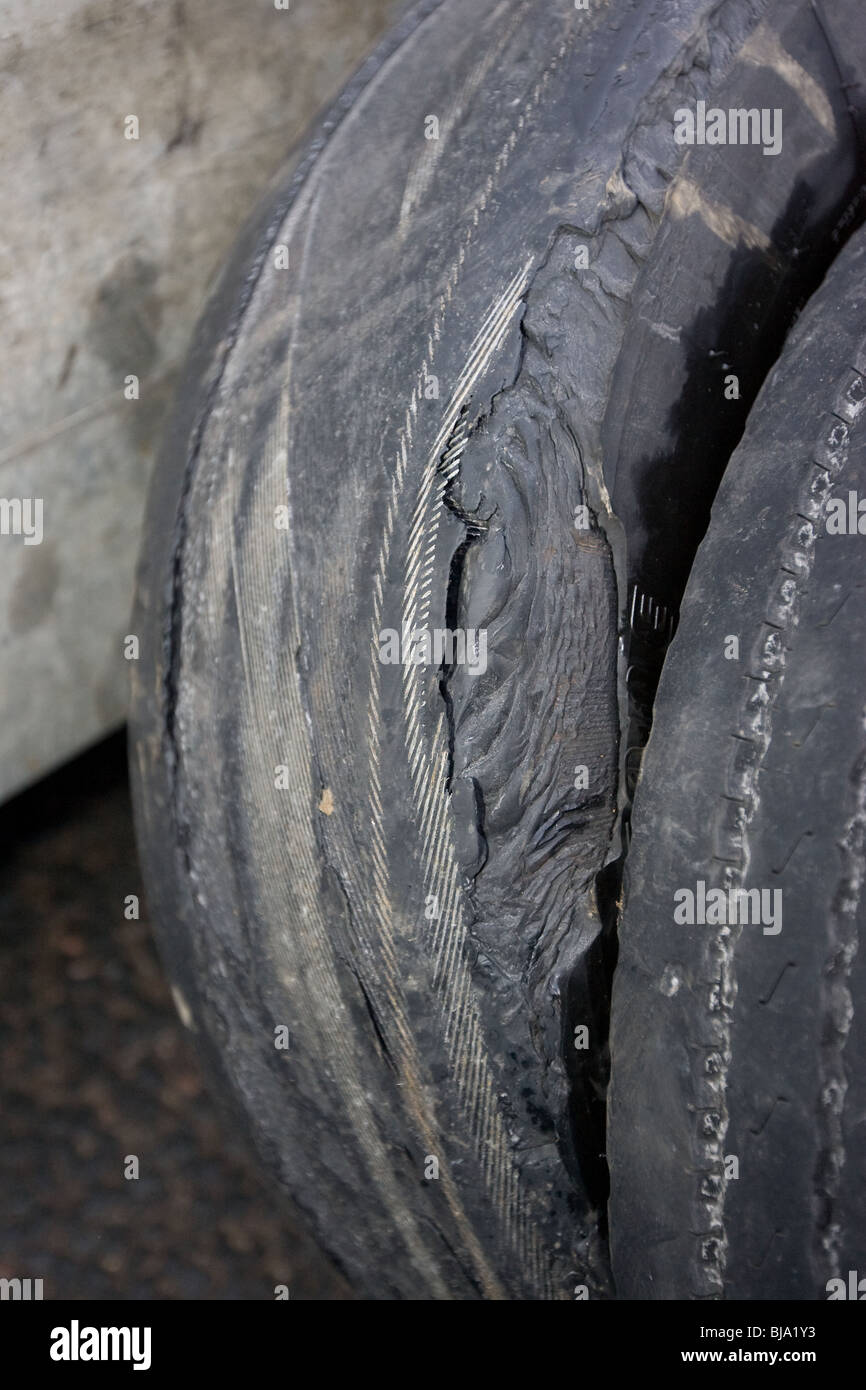 Reifen auf einen LKW am Straßenrand zeigt einen abgenutzten Reifen geändert wird Stockfoto