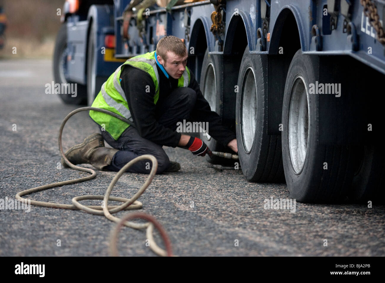 Reifen auf einen LKW am Straßenrand geändert wird Stockfoto