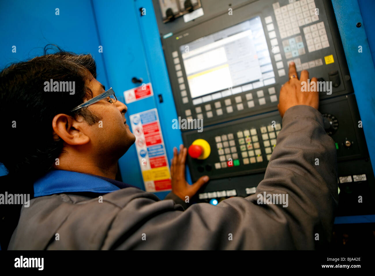 Ein Mann arbeiten bei Schmiedestücken Gießerei, Brierley Hill, West Midlands. Stockfoto