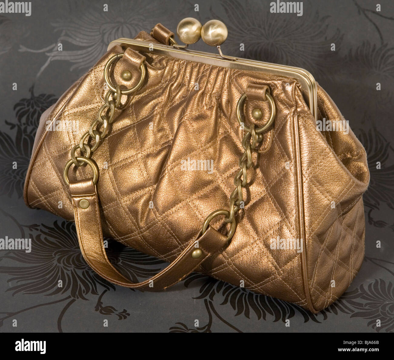 Damen gold Leder Designer-Handtasche mit klobige Kette Griff auf verzierten  Blumenkarte Stockfotografie - Alamy