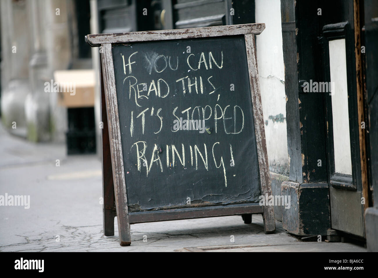 Lustige Zeichen vor einem Londoner Pub, unter Bezugnahme auf die jüngsten nassen Wetter dort Stockfoto