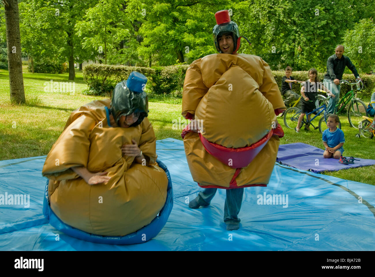 Paris, Frankreich, öffentliche Parkanlagen, junge Menschen zu spielen, kämpfen, zwei Sumo-Ringer Kostüm kämpfen außerhalb Stockfoto