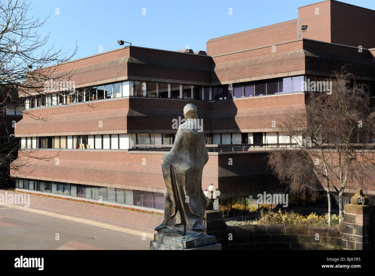 Statue von Lady Wulfruna und Civic Centre Gemeindeverwaltung in Wolverhampton England Uk Stockfoto