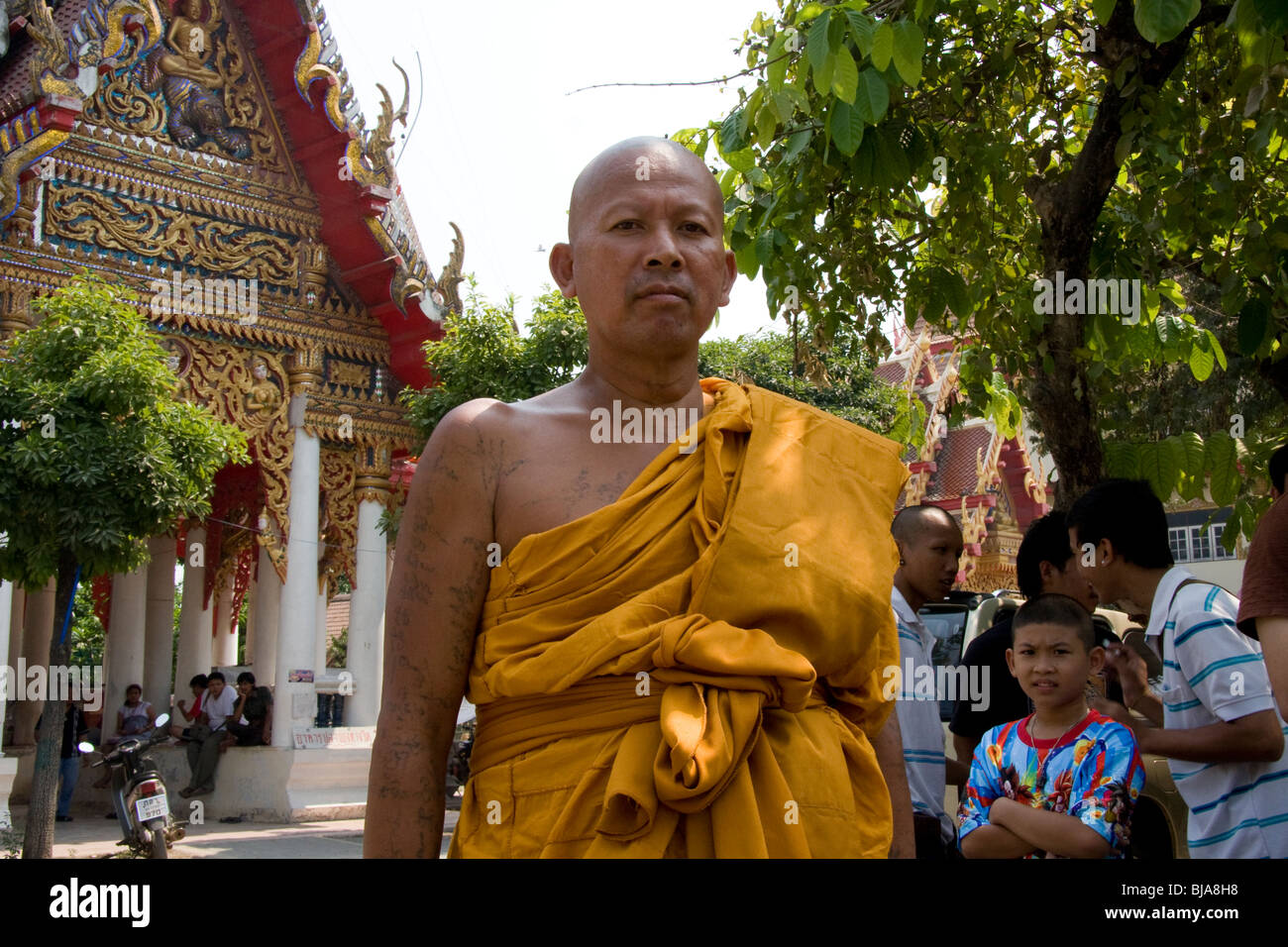 Ein Mönch mit Heiligen Tattoos im Tempel Wat Bang Phra in Thailand, wo die Mönche ihren Verehrern tätowieren. Stockfoto