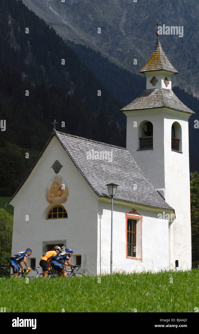 Vor der Kirche in schlecht Stampfer, Italien Radfahren Radfahrer Stockfoto