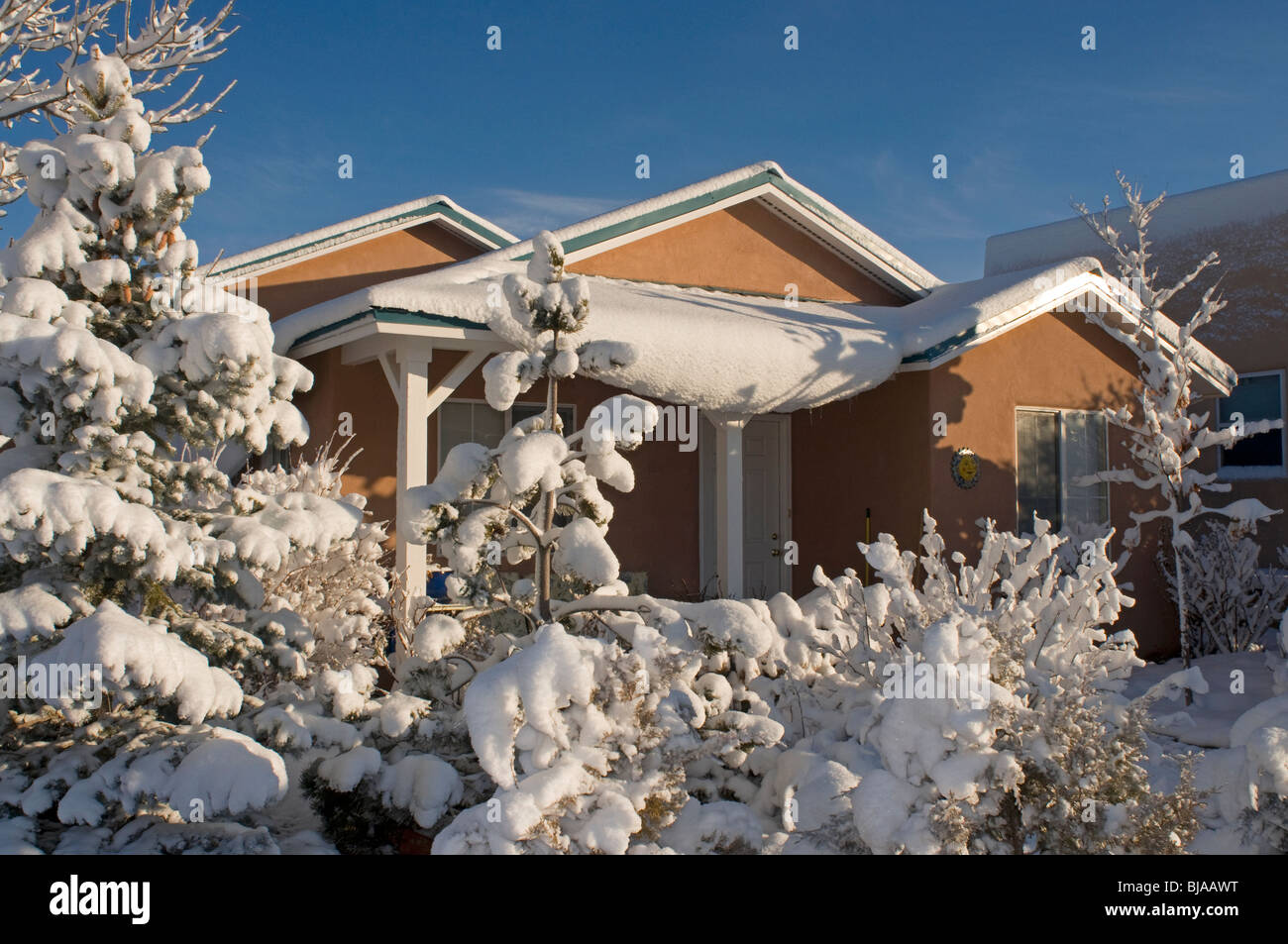 Adobe-Stil Haus im Winter in Santa Fe, New Mexico Stockfoto