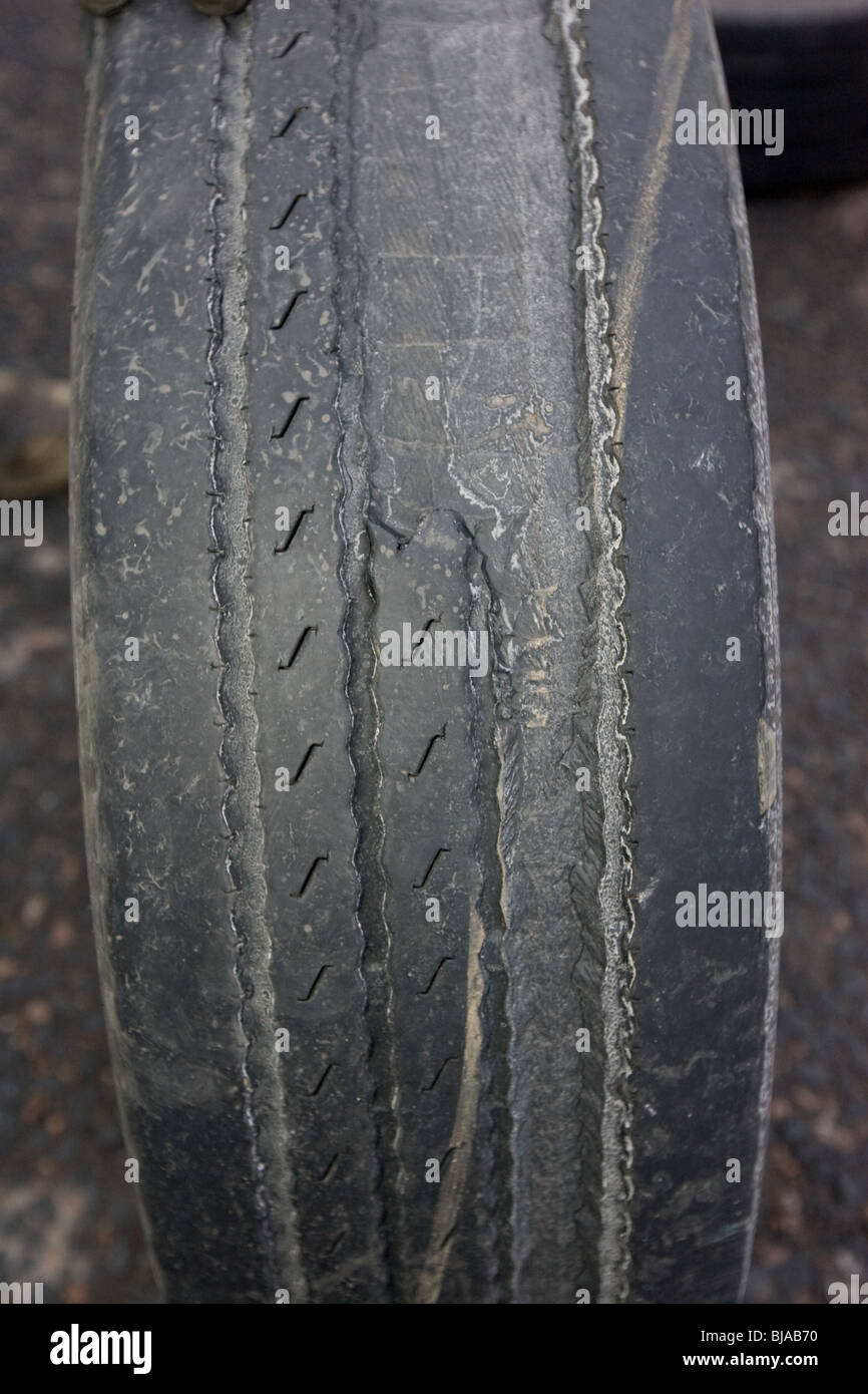 A schlecht warnen Reifen von einem LKW am VOSA Checkpoint in Cambridgshire gefunden Stockfoto