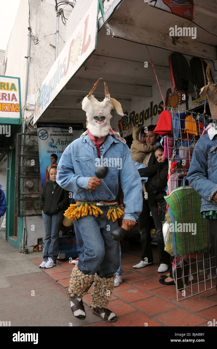 Yaqui Tänzer Hirsch von Sinaloa auf den Straßen in Nogales, Sonora, Mexiko. Stockfoto