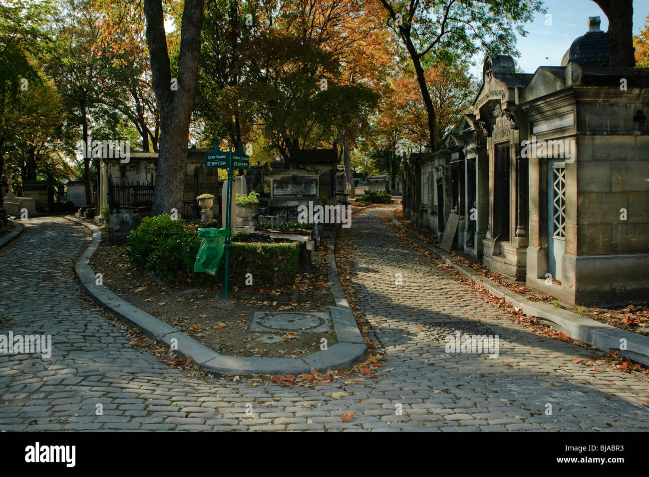 Paris, Frankreich - Friedhof 'Pere Lachaise', Monument dark Road, Empty Street Scene, Lokale Viertel, historische Pariser Straße Stockfoto