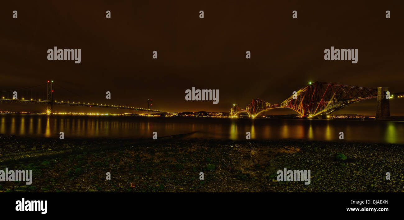 Forth Straßen- und Eisenbahnbrücken bei Nacht, Edinburgh, Scotland, UK Stockfoto