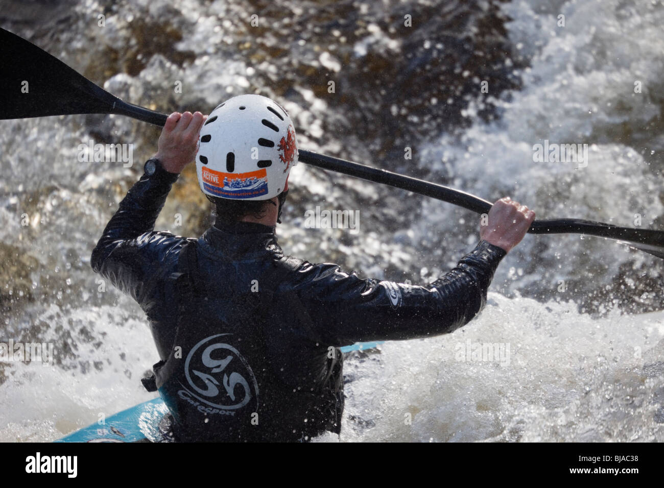 Welsh team Kajakfahrer Kajak Kajak im Wildwasser auf Tryweryn River National Whitewater Center, North Wales, UK. Stockfoto