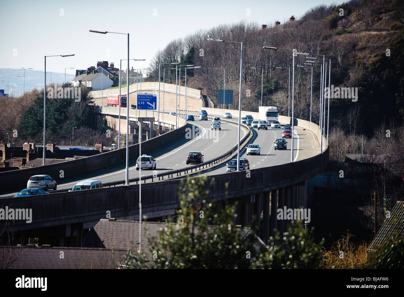 Eine erhöhte Abschnitt der Autobahn M4 bei Port Talbot, South Wales, UK Stockfoto