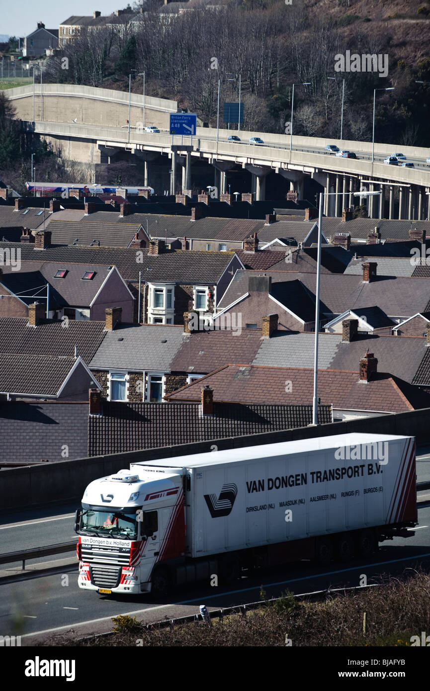 Die M4 Autobahn direkt Vergangenheit Häuser und in Port Talbot, South Wales, UK Wohnungen Stockfoto