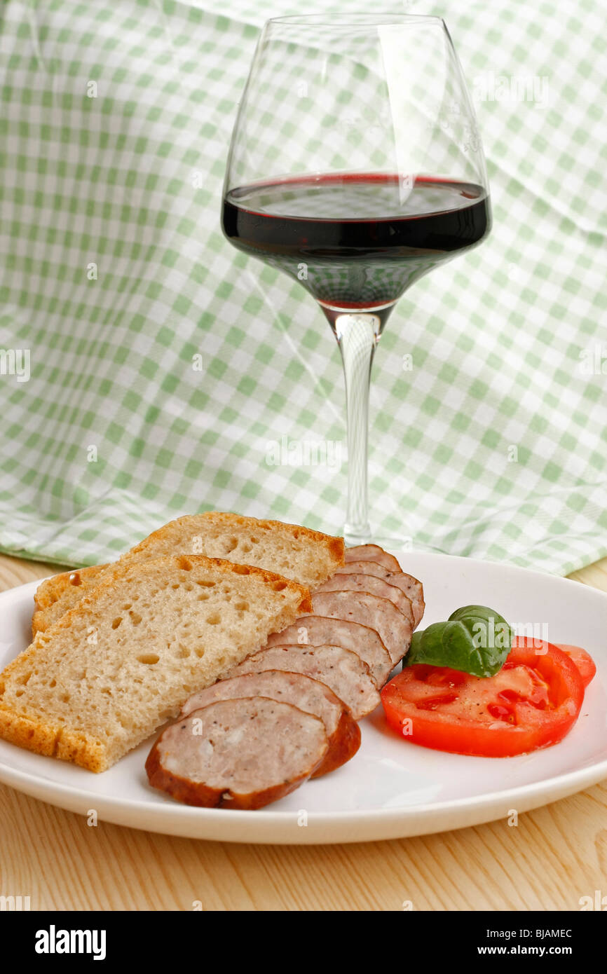 traditionelle polnische Wurst und Wein Stockfoto
