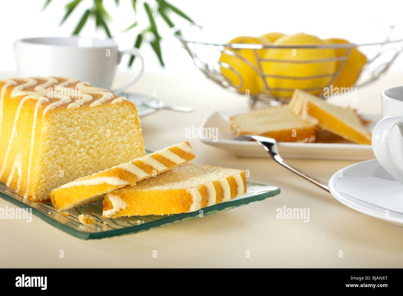 Zitronenkuchen und Scheiben auf Couchtisch Stockfoto