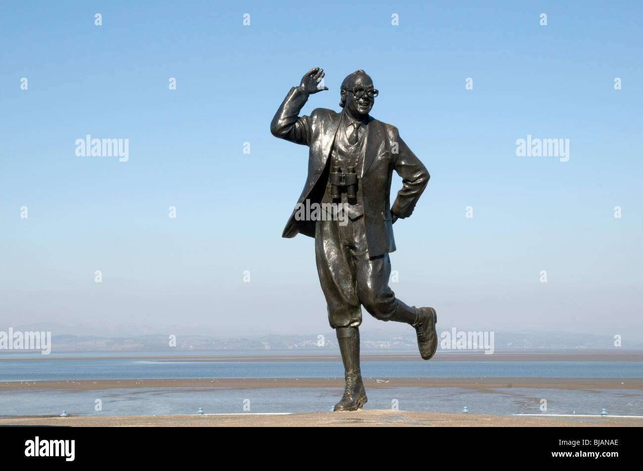 Eric Morecombe Statue auf Morecombe Bay Strand Lancashire uk Komiker Comedy Ernie wise doppelte handeln Bronze Denkmal Stockfoto