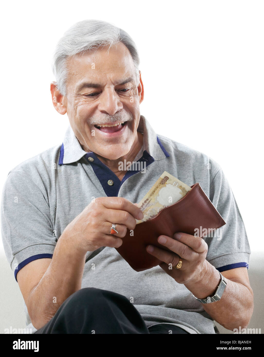 Alter Mann Geld aus seiner Brieftasche herausnehmen Stockfoto