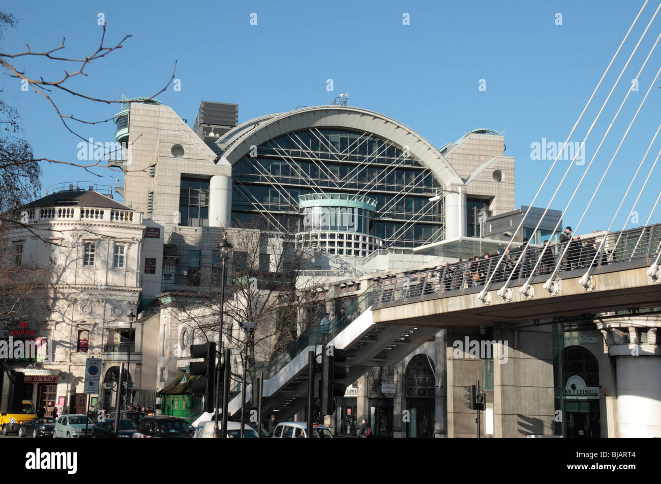 Böschung Platz über dem Bahnhof Charing Cross und Hungerford Bridge am Ufer der Themse, London, UK. Stockfoto