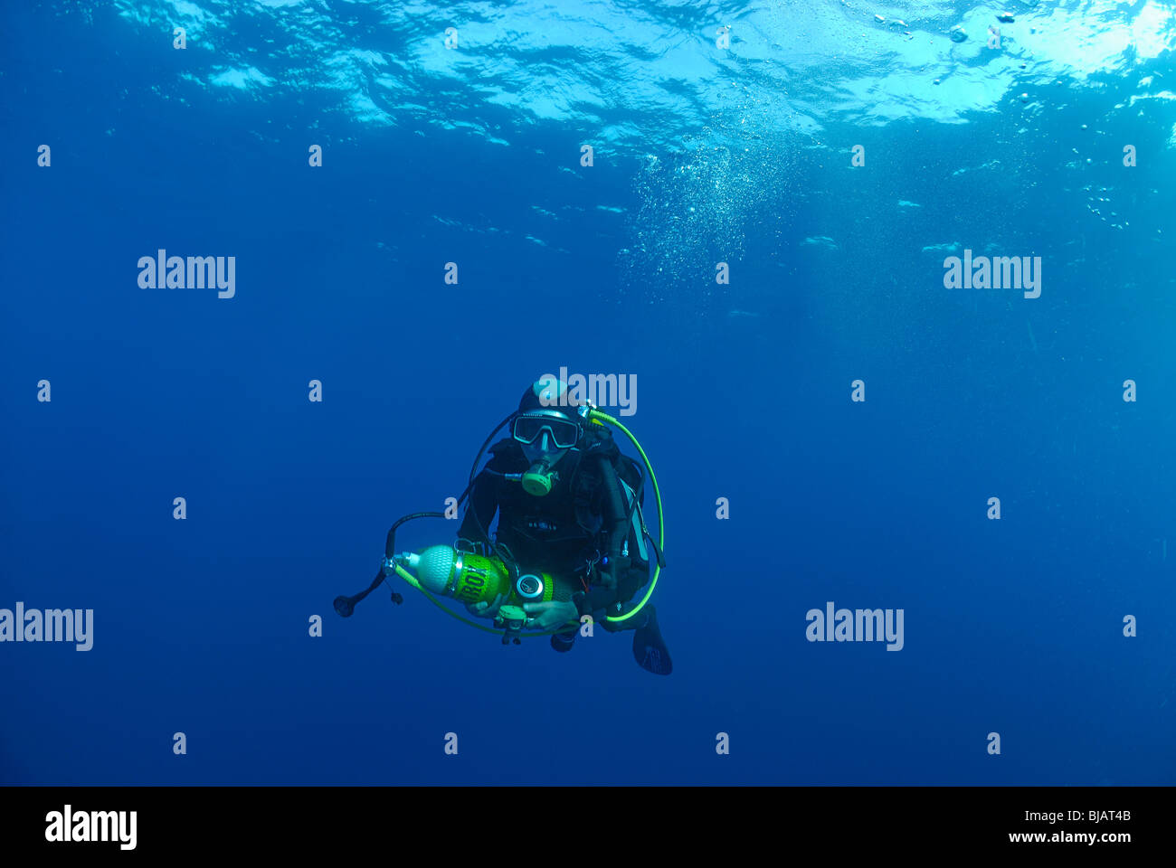Taucher mit einem Nitrox-Tank bei der Sicherheits-stop Stockfoto