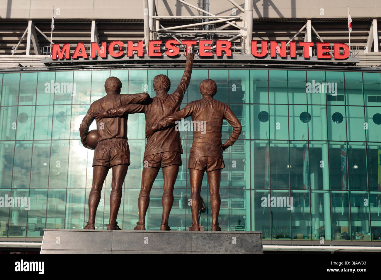 Die Statue, die Sir Bobby Charlton, George Best Denis Law am Haupteingang (East Stand) in Old Trafford, Manchester. Stockfoto