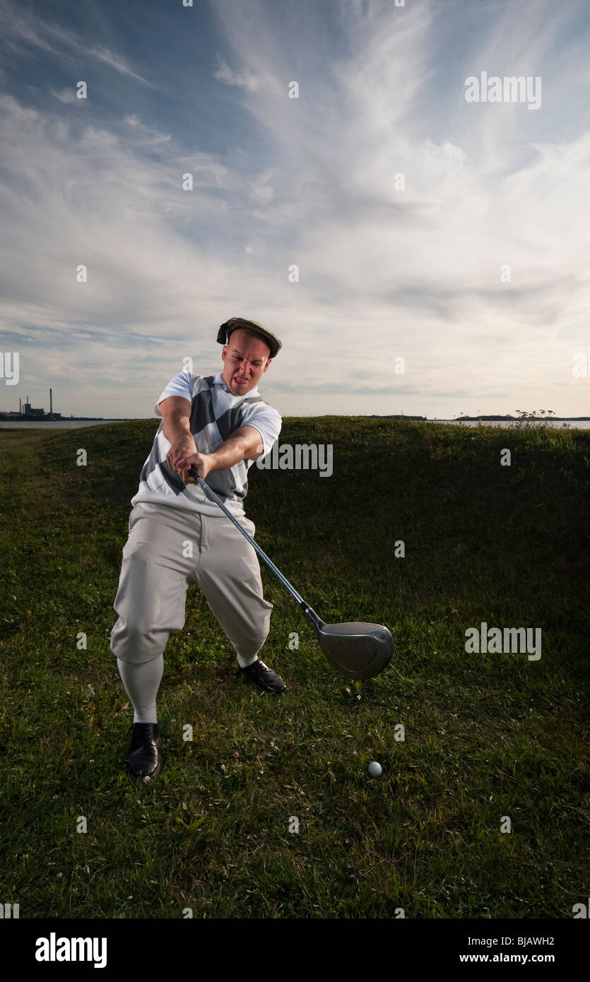 Golfer den Ball im Rough fehlt. Stockfoto