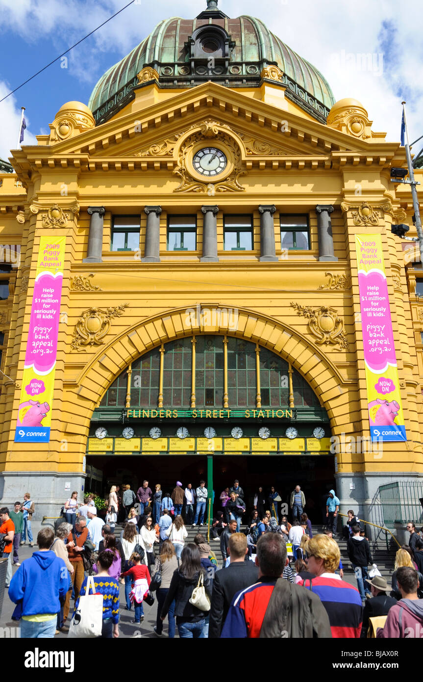 Ein Symbol von Melbourne: der Eingang zum Flinders Street Station. Der Eingang der Station ist lokal als "under die Uhren" bezeichnet. Stockfoto