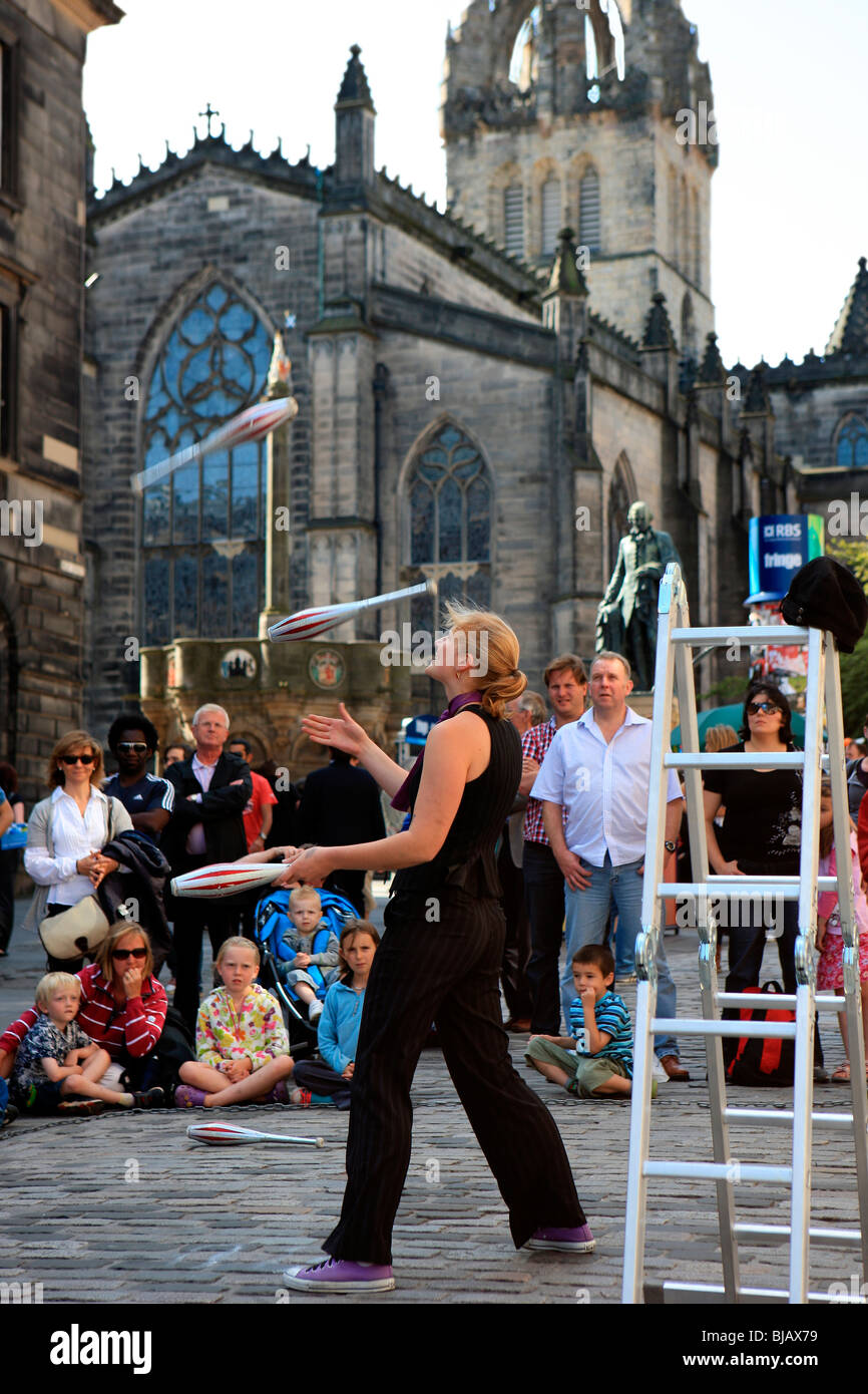 Jongleur unterhaltsam Menschenmassen beim Edinburgh Fringe Festival Stockfoto