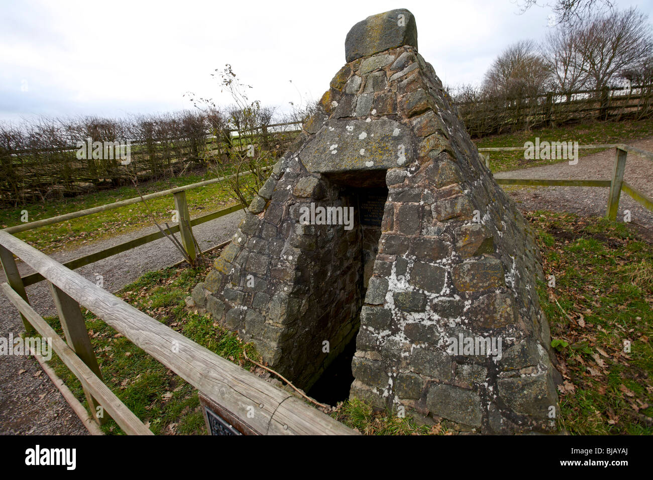 Ein Cairn von Steinen über einen Brunnen gebaut, dass Richard III hieß es aus auf dem Schlachtfeld von Bosworth 1485 getrunken haben Stockfoto