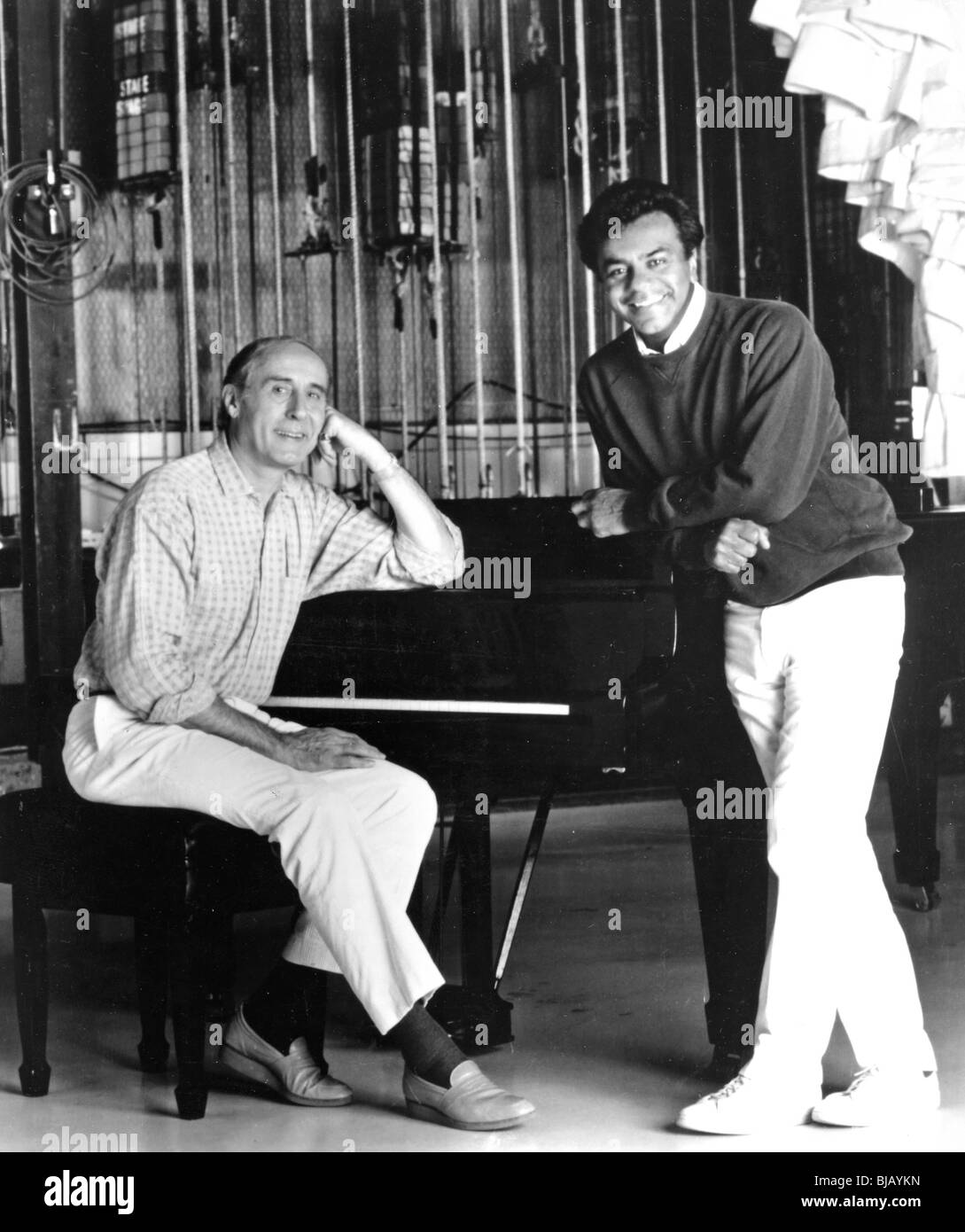 HENRY MANCINI - US Unterhaltungsmusik Komponist (1924-1994) auf der linken Seite mit Johnny Mathis, der sein Lied Moon River einen Hit gemacht Stockfoto