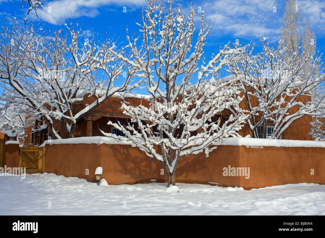 Adobe-Stil Haus im Winter in Santa Fe, New Mexico Stockfoto