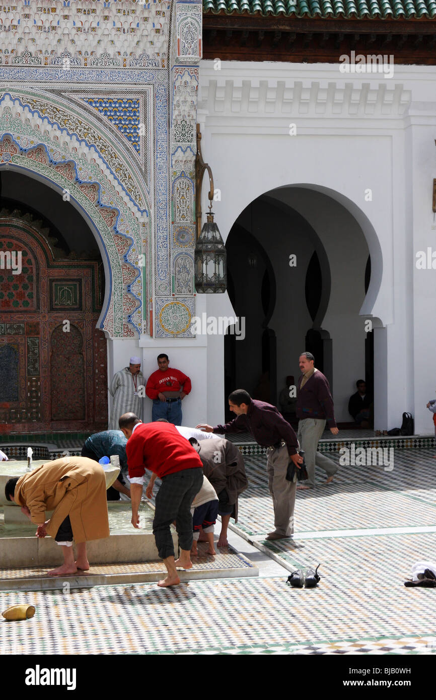 Männer, die ihre Hände zu waschen und die Füße im Innenhof einer Moschee in Fes, Marokko Stockfoto