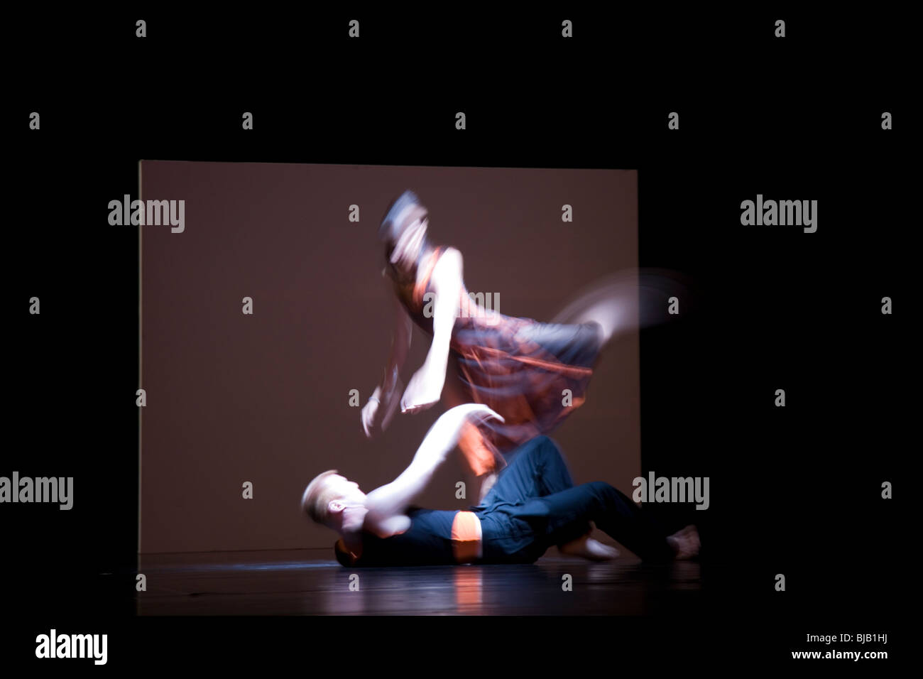 Zwei Tänzer in Bewegungsunschärfe in ein modernes Ballett-Produktion erfasst. Stockfoto