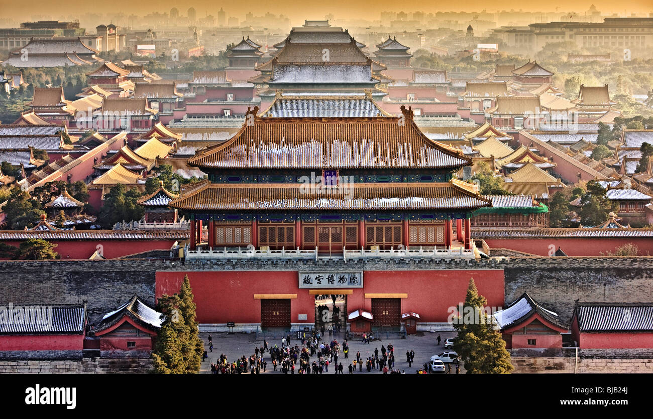 Der verbotenen Palast in Peking China, Baden in den goldenen Strahlen der Sonnenuntergang. Von Jingshan Hügel im Norden gesehen Stockfoto