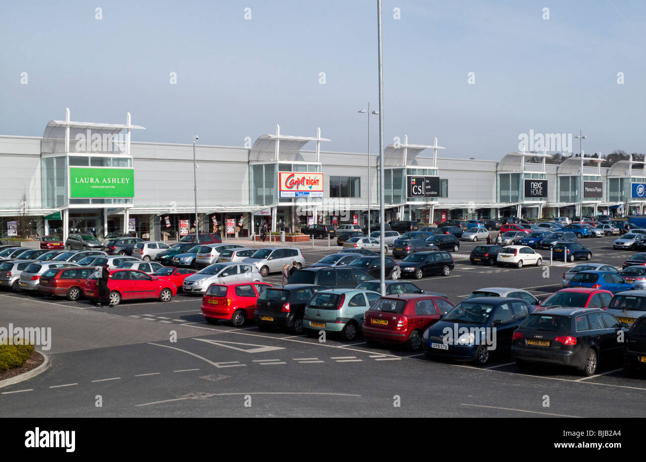 Geschäfte und Parkplatz am Giltbrook Retail Park in der Nähe von Nottingham England UK mit High Street Einzelhändler prominente Stockfoto