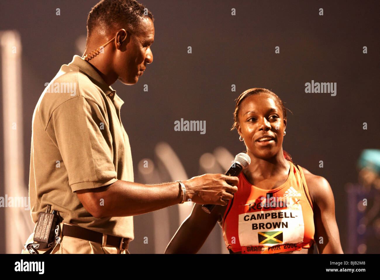 Veronica Campbell-Brown interviewt von Lewis Johnson nach dem Gewinn der Frauen 100m Dash, finishing mit einer Zeit von 10.91 Stockfoto