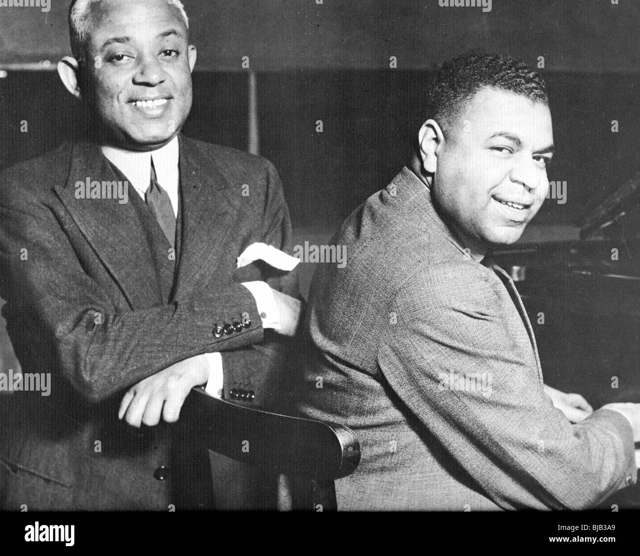 LAYTON und JOHNSON - Layton Turner (rechts) US-Songwriterin und Pianistin mit Clarence "Tandy" Johnstone in ihre Kabarett handeln, 1933 Stockfoto