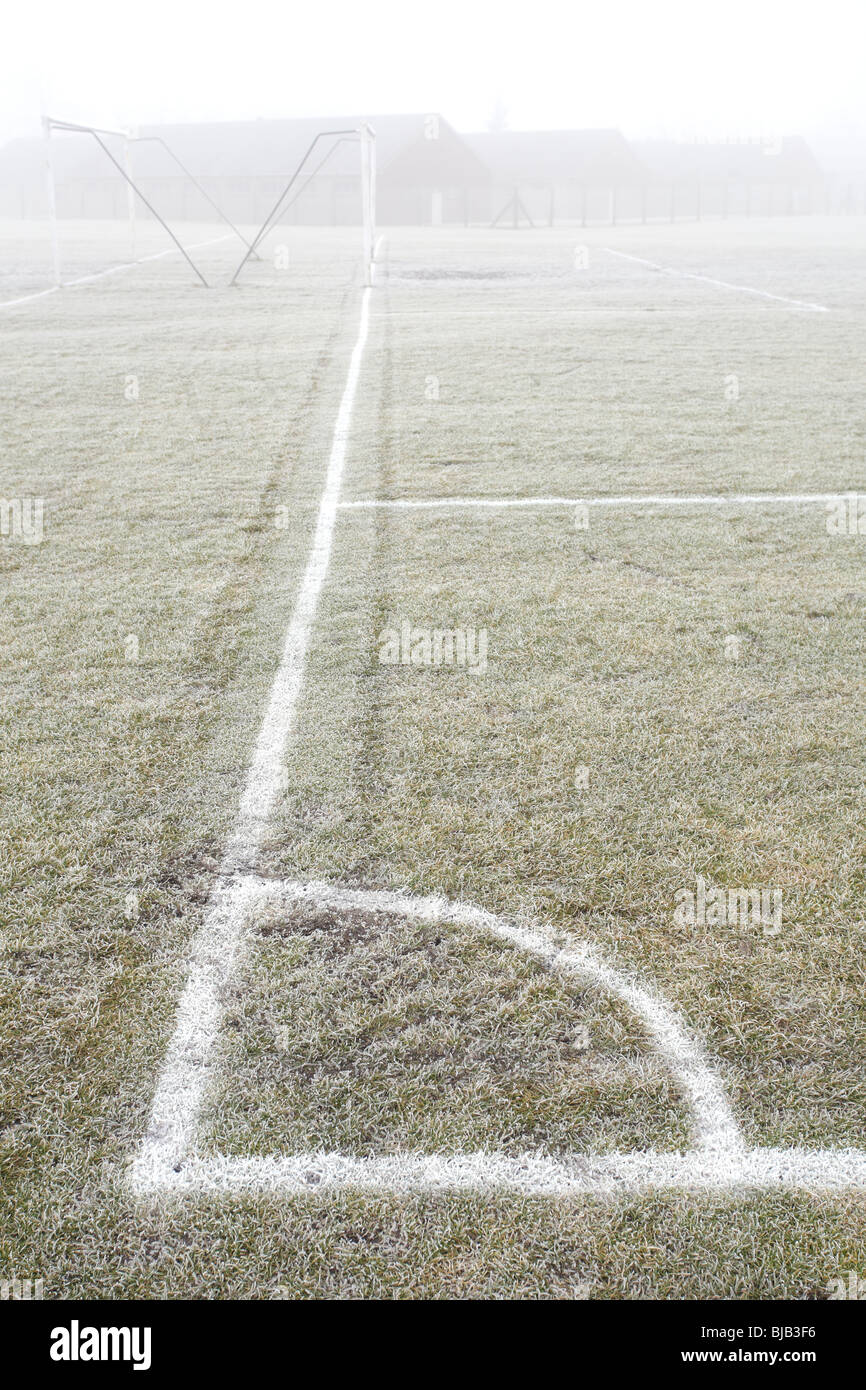 Öffentlicher Fußballplatz im Winter Frostnebel, Großbritannien Stockfoto