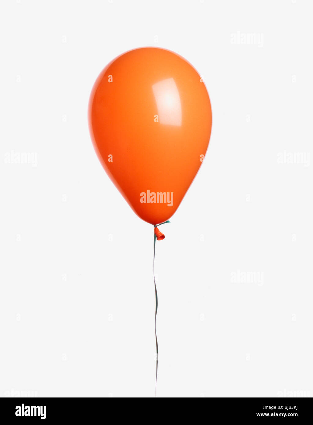 orangefarbenen Ballon mit Band-Ausschnitt auf weißem Hintergrund Stockfoto