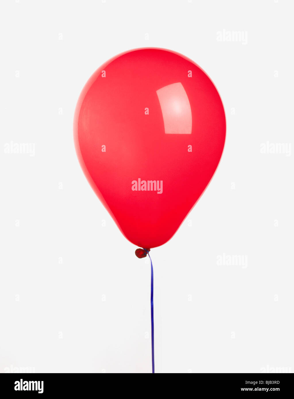 roten Ballon mit Band-Ausschnitt auf weißem Hintergrund Stockfoto