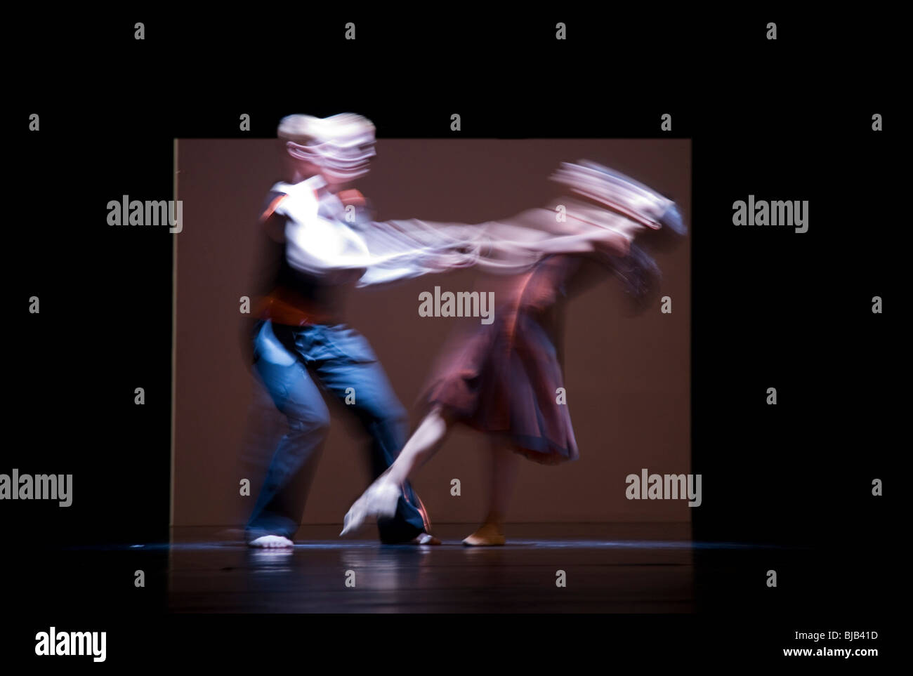 Zwei Tänzer in Bewegungsunschärfe in ein modernes Ballett-Produktion erfasst. Stockfoto