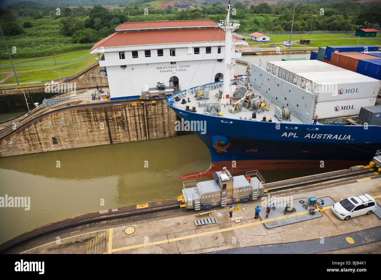 Frachtschiff, die durch den Panama Kanal in Miraflores Locks, Panama-Stadt, Mittelamerika Stockfoto