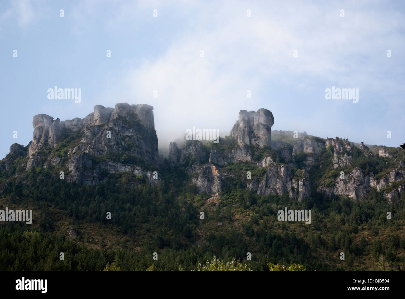 Felsige Klippen überragen Florac, in den Cevennen Nationalpark, Languedoc, Frankreich. Stockfoto