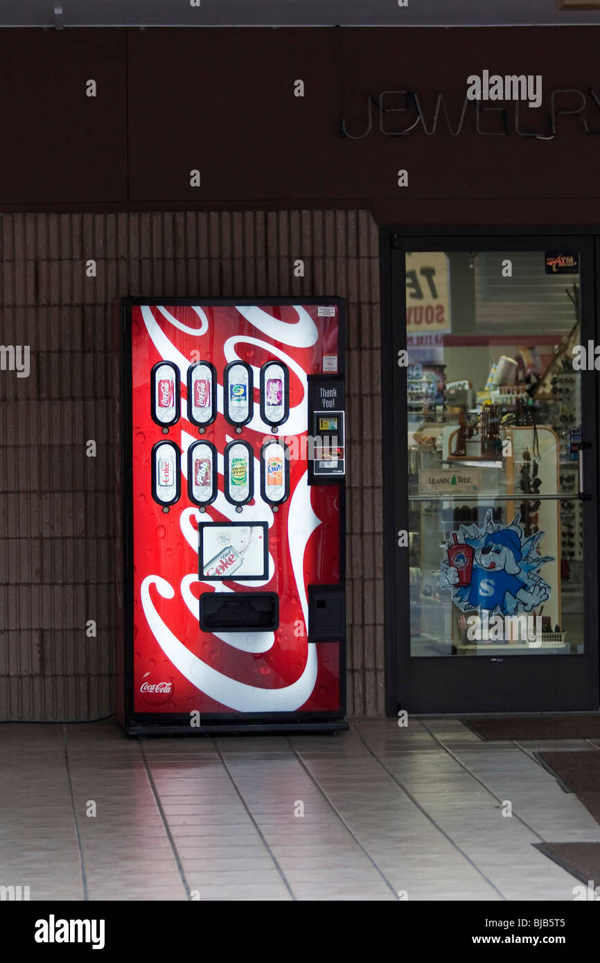 Verkaufsautomat auf Coca Cola draußen, niemand ist hochauflösend Stockfoto