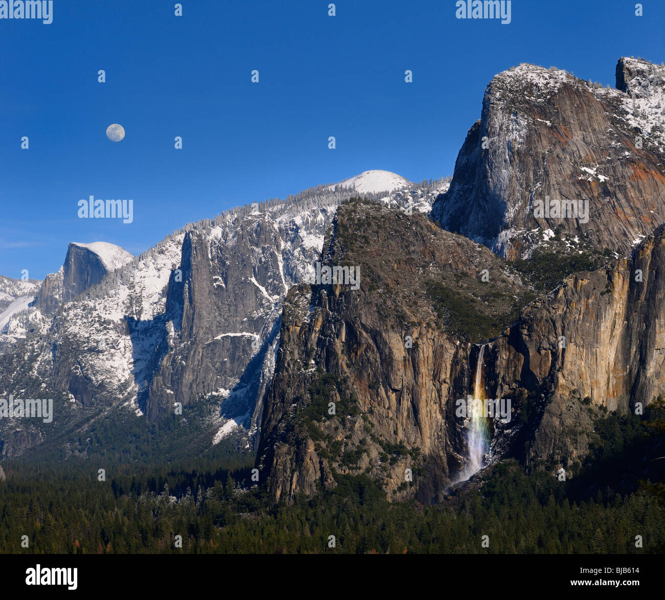 Yosemite Valley vom Tunnel View mit Half Dome Mond und Regenbogen auf Bridalveil Fall mit blauem Himmel Yosemite Nationalpark Kalifornien USA Stockfoto