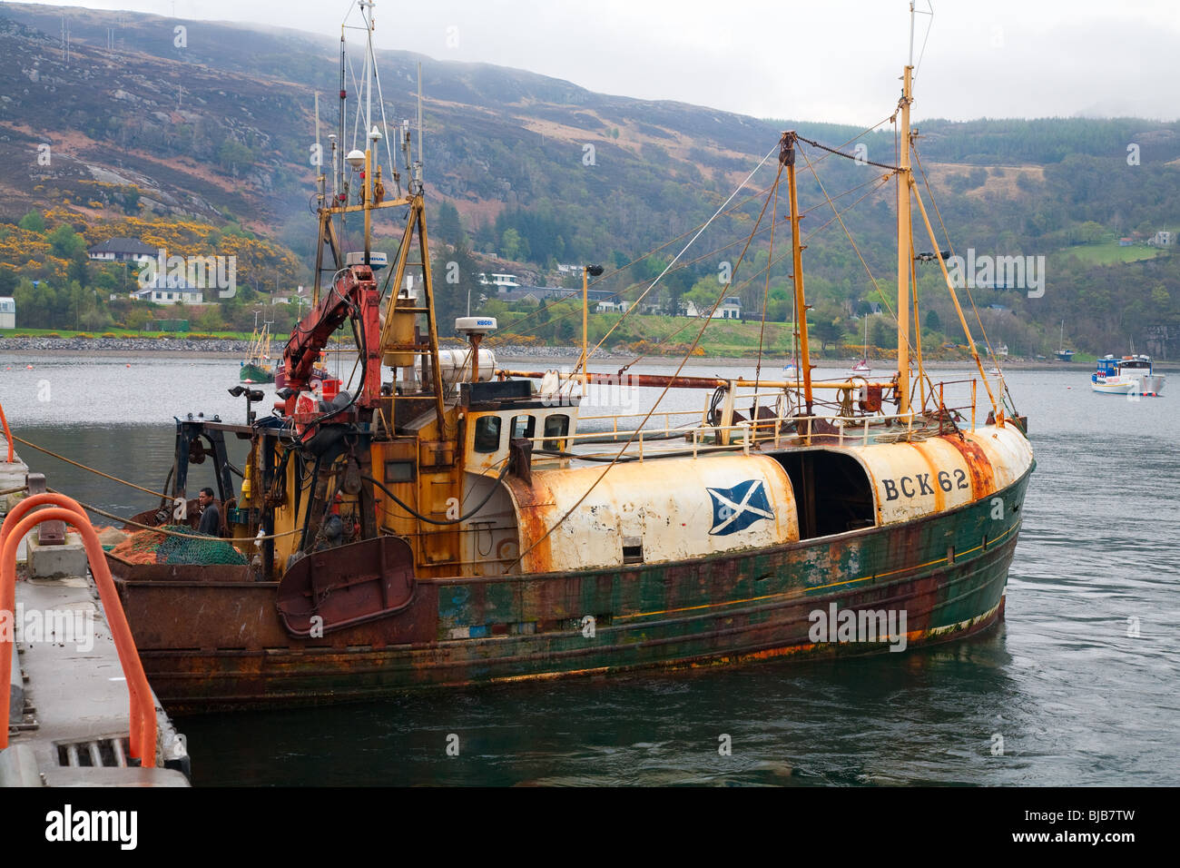 Trawler Einstellung Angeln heraus von Ullapool Hafen Stockfoto
