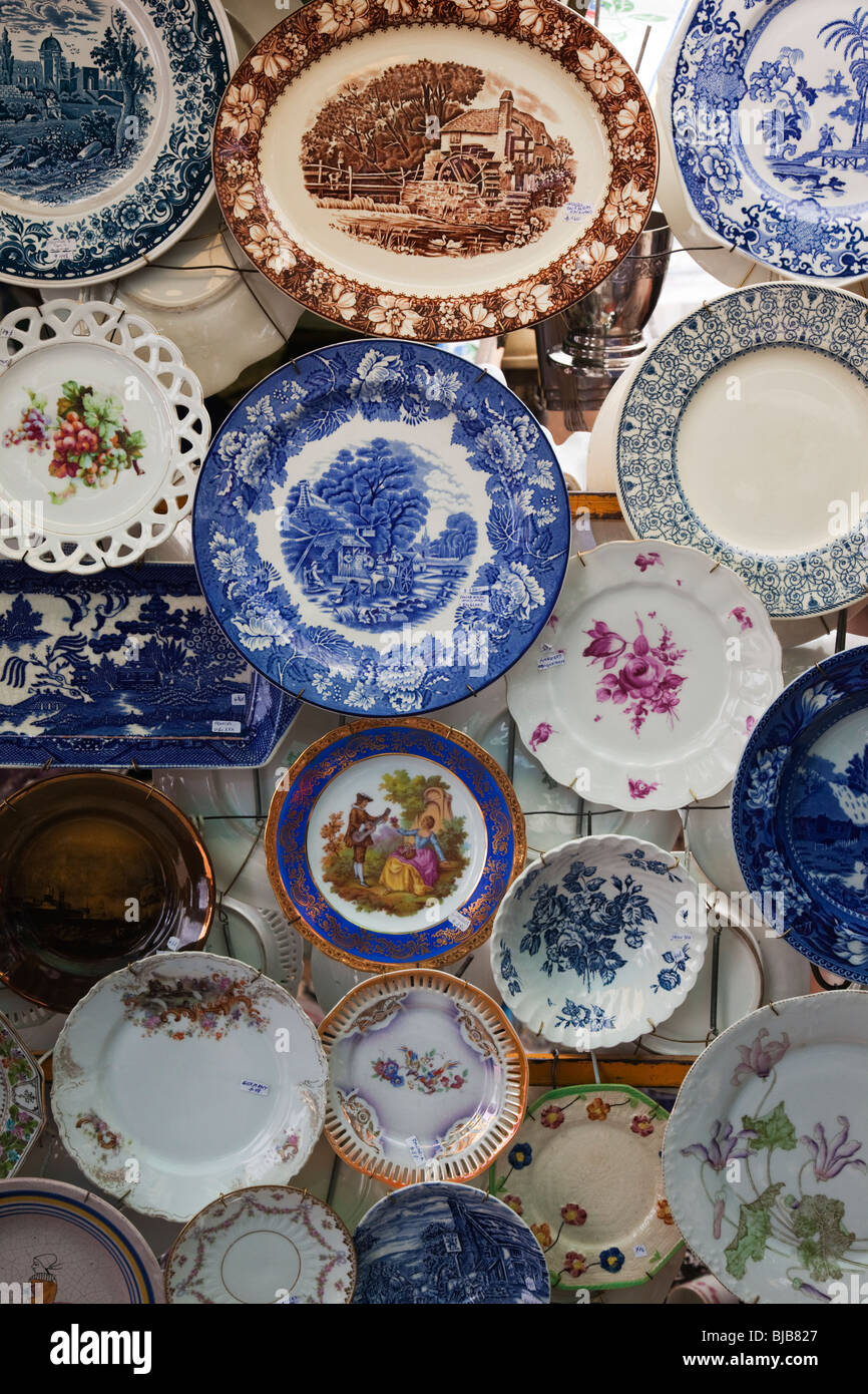 Alten altmodischen Bone China Teller am Marktstand in San Telmo, Buenos Aires, Argentinien Stockfotografie
