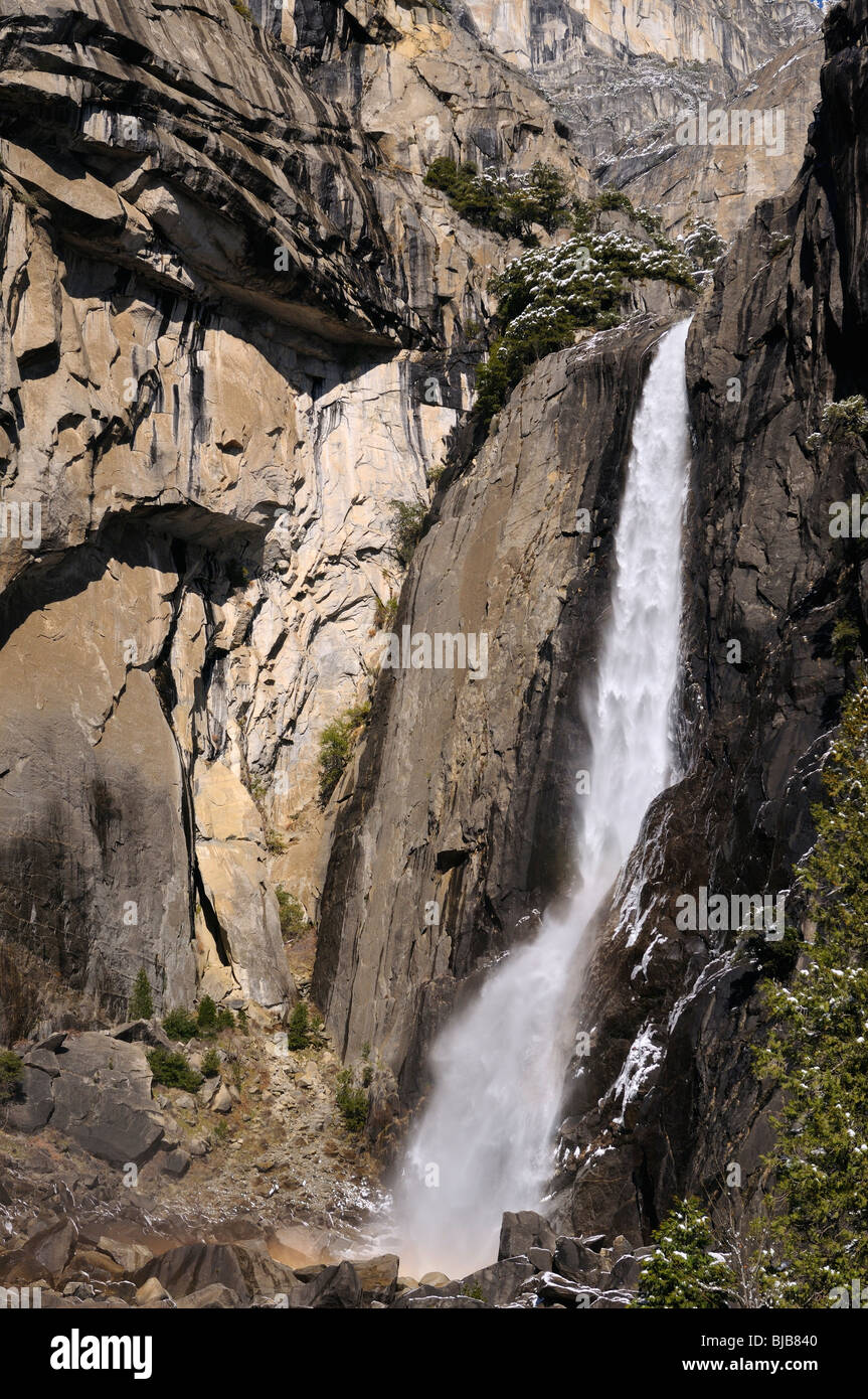 Rock Frakturen im unteren Yosemite Fall Schlucht im Winter nach einem Schneefall Yosemite Nationalpark, Kalifornien USA Stockfoto